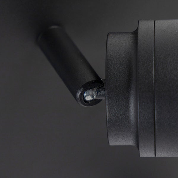 Detailaufnahme einer schwarzen Wandleuchte mit verstellbarem Arm