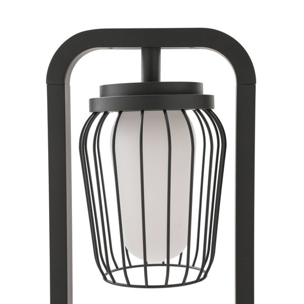 Zwei schwarze Rattan-Gartenstühle mit Metallbeinen.