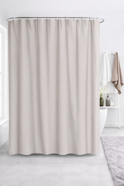 Badezimmer Szene mit Duschvorhang an Duschstange, Badewanne und Handtuchhalter