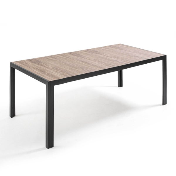 Gartenmöbel-Set bestehend aus einem rechteckigen Tisch mit Tischplatte in Holzoptik und acht schwarzen Gartenstühlen mit Armlehnen.