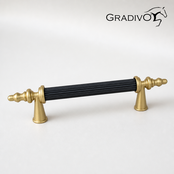 Möbelgriff mit schwarzem geriffeltem Mittelteil und goldenen verzierten Endstücken, Gradivo Logo.