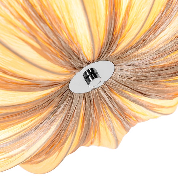 Detailansicht eines Lampenschirms aus orangefarbenem plissiertem Stoff mit einer runden Metallhalterung in Chrom.