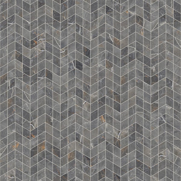 Dunkelgraue Mosaikfliese in Marmoroptik mit Chevron-Muster und hellen Adern.