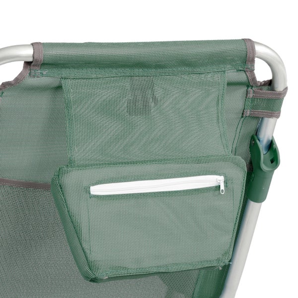 Nahaufnahme einer grünen Netz-Rückenlehne eines Gartenstuhls mit integrierter Tasche und weißem Reißverschluss.