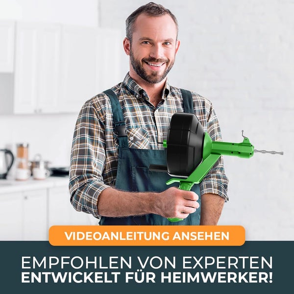 Ein lächelnder Mann hält ein Rohrreinigungsgerät in einer Küche. Text weist auf eine Videoanleitung und Expertenempfehlung für Heimwerker hin.