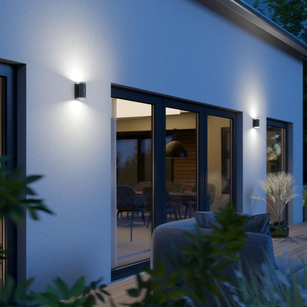 Außenansicht eines Hauses mit Wandleuchten