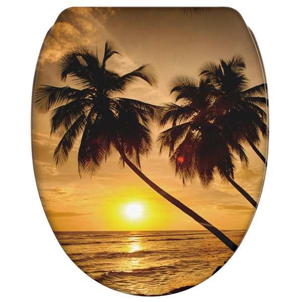 Toilettensitz mit aufgedrucktem Palmenmotiv vor einem Sonnenuntergang über dem Meer