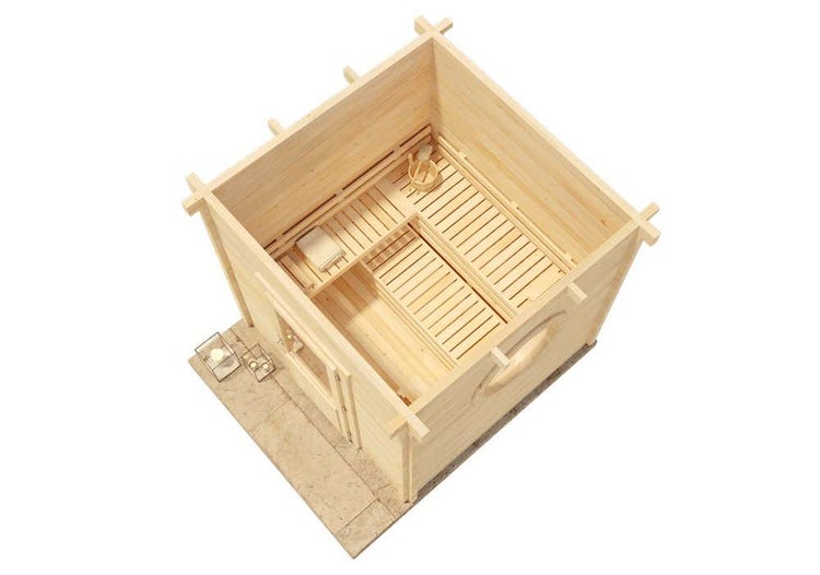Draufsicht auf eine quadratische Sauna aus hellem Holz mit Holzbänken, Saunakübel und rundem Fenster.