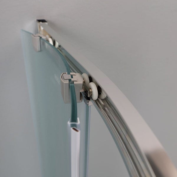 Detailaufnahme einer Duschkabine mit Gleittürsystem und Rollenmechanismus