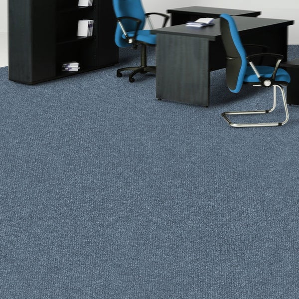 Büro mit blauem Teppichboden, Schreibtischen und Bürostühlen.