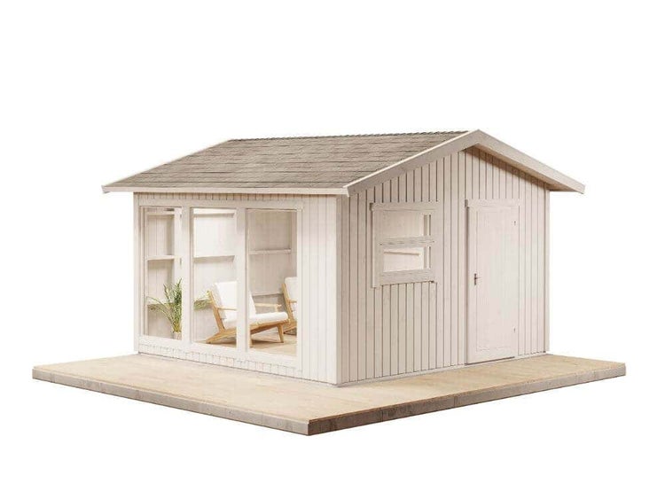 Gartenhaus aus Holz mit Satteldach, großen Fensterfronten und einer Einzeltür auf einer Holzterrasse.