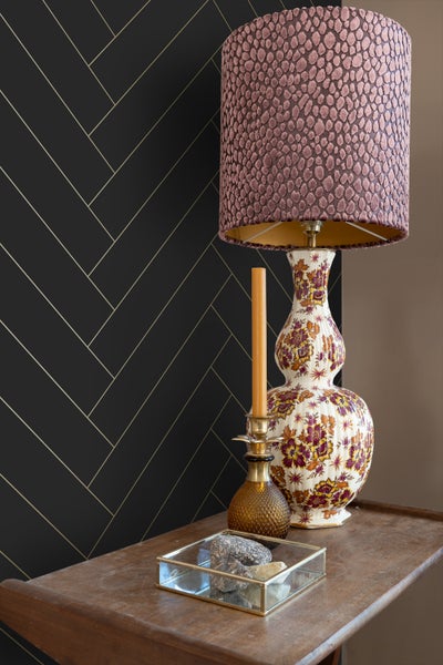 Dekorative Szene mit floral gemusterter Lampe und Kerze auf einem Tisch