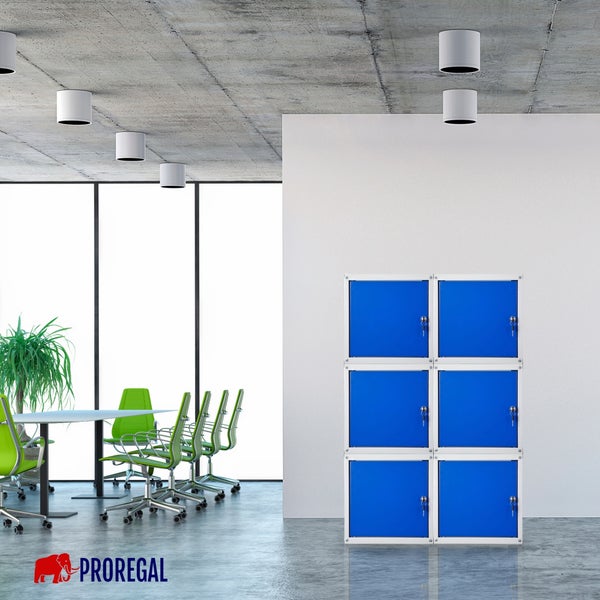 Proregal Logo; Modernes Büro mit blauem Schließfachschrank mit sechs Fächern, Besprechungstisch, grünen Stühlen und Betondecke.