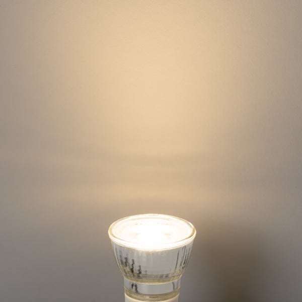 Eingeschaltetes LED-Reflektorleuchtmittel GU10 mit nach oben gerichtetem Lichtkegel.