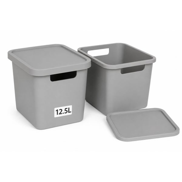Zwei quadratische Aufbewahrungsboxen aus Kunststoff mit Deckel und Tragegriffen, Fassungsvermögen 12,5 Liter.