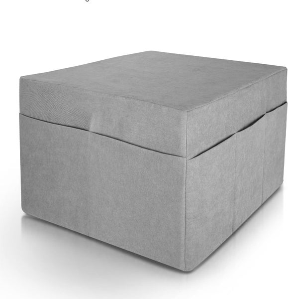 Quadratischer Polsterhocker aus grauem Stoff mit praktischen Seitentaschen.