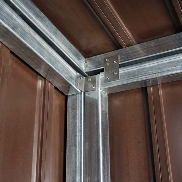 Detailansicht einer Eckverbindung eines Metallgerätehauses mit Eckbeschlägen und Schrauben