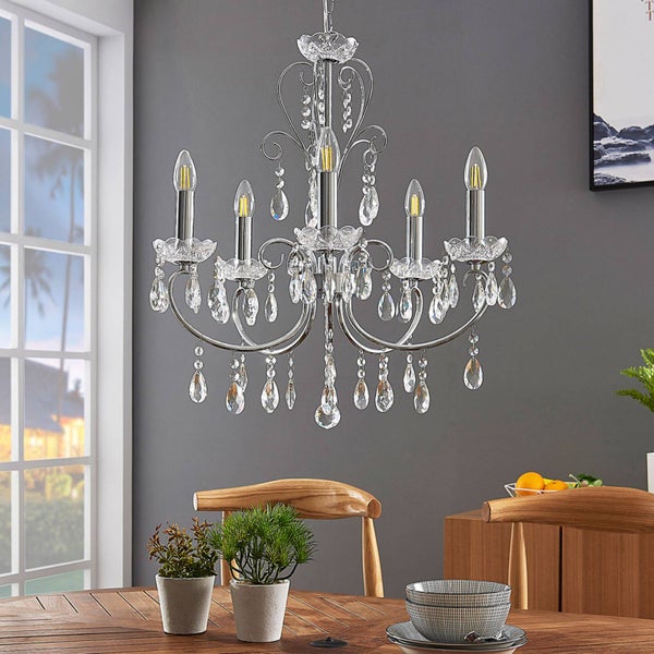 Kronleuchter mit Kristallen über einem Holztisch in einem Esszimmer