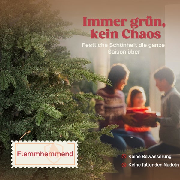 Künstlicher Weihnachtsbaum, flammhemmend, ohne Bewässerung und Nadelverlust, im Hintergrund eine Familie in festlicher Atmosphäre.