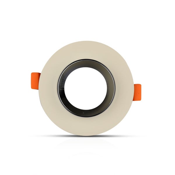 Runder Einbaustrahler in Creme mit Montageklammern aus Metall.