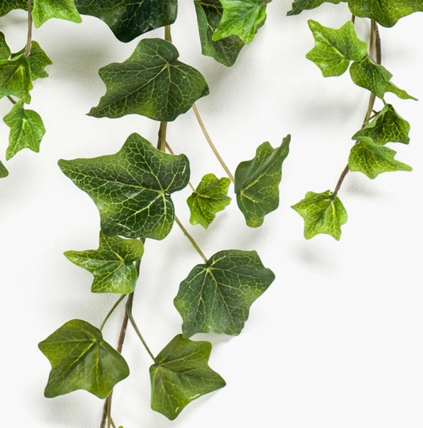 Künstliches Ziergras im schwarzen Kunststofftopf mit naturgetreuen grünen und braunen Halmen.