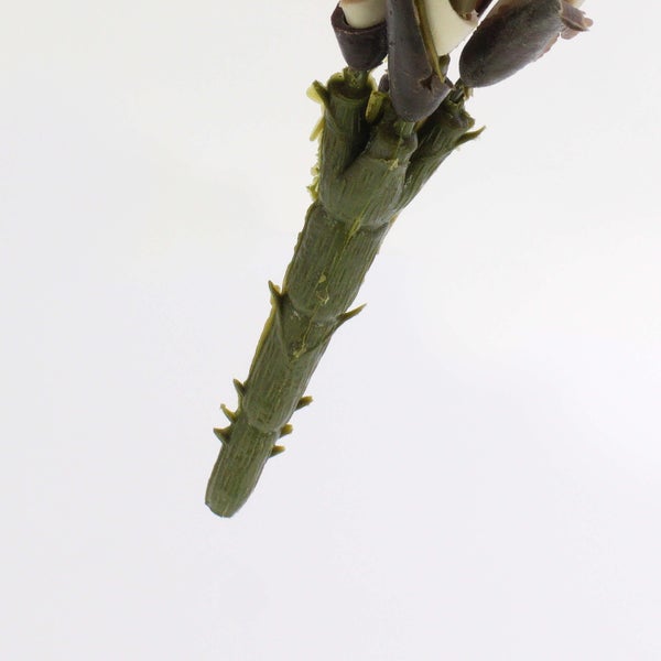 Detailaufnahme einer künstlichen Birkenfeige mit grünen Blättern und naturgetreuen Stämmen.