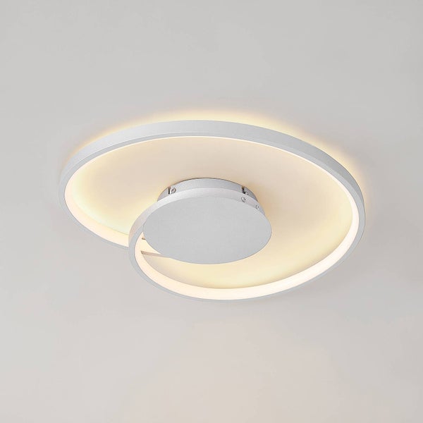Moderne weiße LED Deckenleuchte in runder Spiralform mit warmweißem Licht.