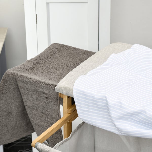 Badezimmerregal aus Bambus mit verschiedenen Badartikeln