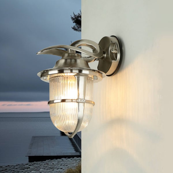 Außenwandleuchte mit Metallgehäuse und geriffeltem Glas