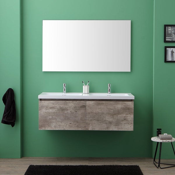 Modernes Badezimmer mit Waschtischunterschrank, Spiegel und Accessoires.