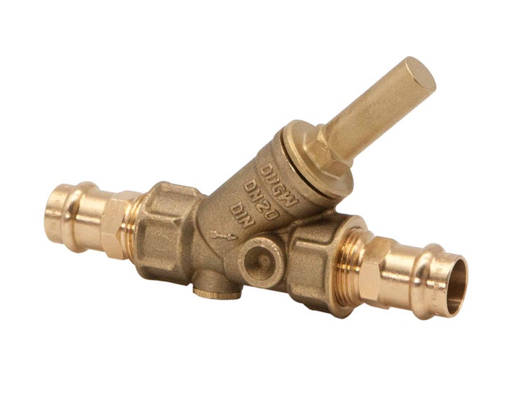 Schrägsitzventil aus Rotguss mit beidseitigen Pressanschlüssen, Nennweite 20, zertifiziert für Trinkwasserinstallationen.