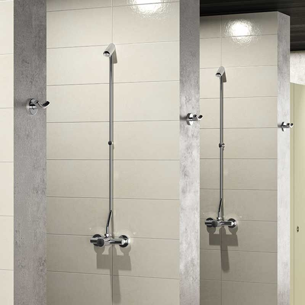 Duschsystem aus Chrom mit Aufputz-Mischer und integrierter Kopfbrause an einer Duschstange, montiert auf hellen Wandfliesen in einem Duschbereich.