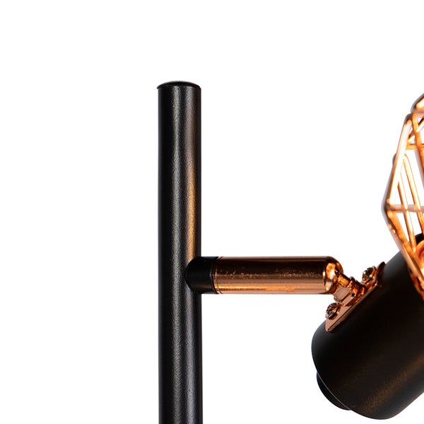 Detailaufnahme einer schwarzen Stehlampe mit goldenen Akzenten