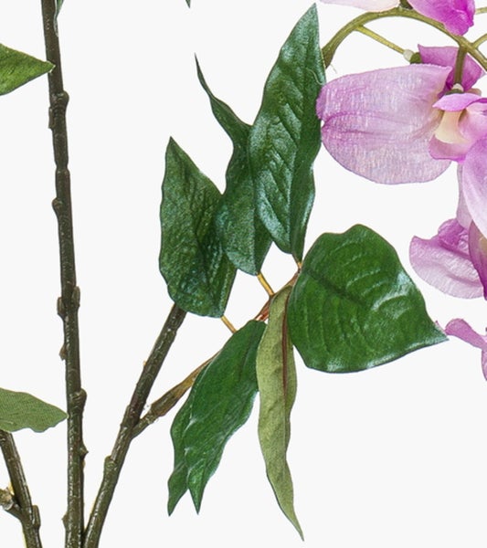 Detailansicht eines künstlichen Blütenzweigs mit grünen Blättern und rosa Blütenblättern.