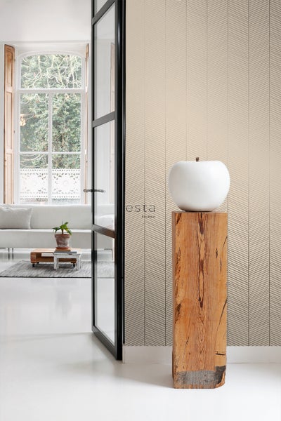 Innenraum mit Esta Home Tapete mit geometrischem Pfeilmuster