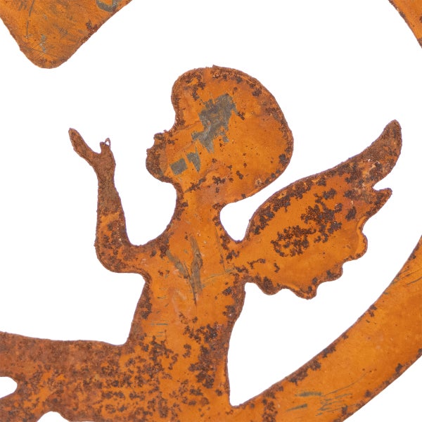 Detail einer Gartenfigur aus Metall in Edelrost-Optik, Engel-Silhouette.