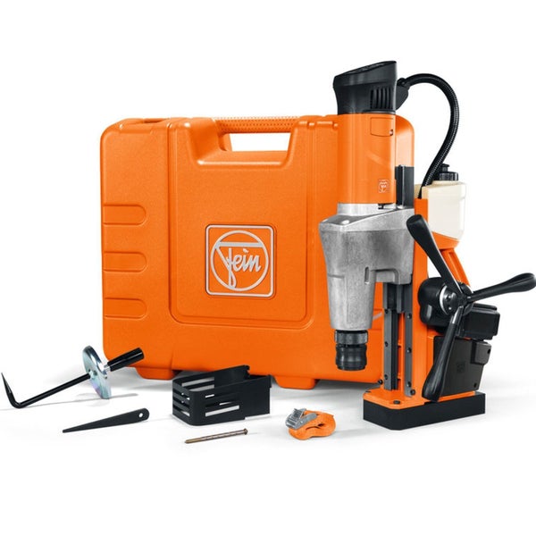 Fein Magnet-Kernbohrmaschine mit orangefarbenem Transportkoffer und Zubehör wie Spänehaken, Zentrierstift und Sicherheitsgurt.