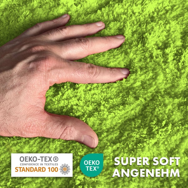Hand berührt einen weichen Teppich mit Öko-Tex Siegel für schadstoffgeprüfte Textilien