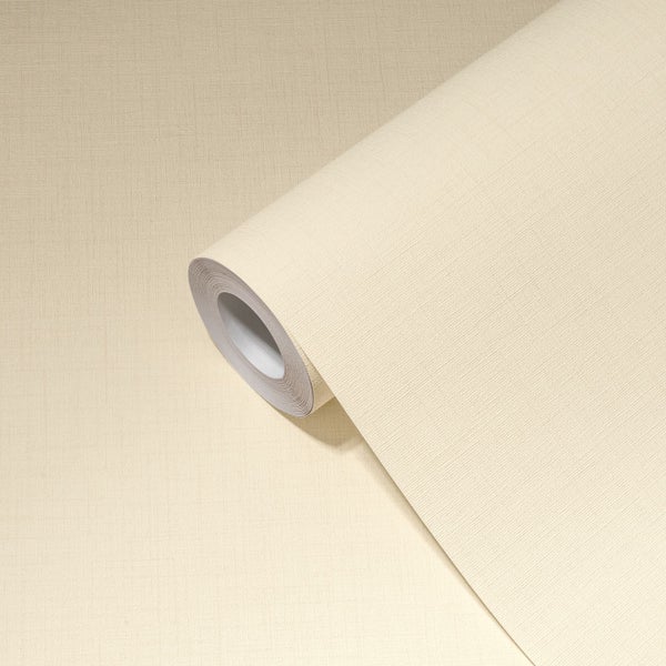 Heller Wohnraum mit Esstisch und Stühlen