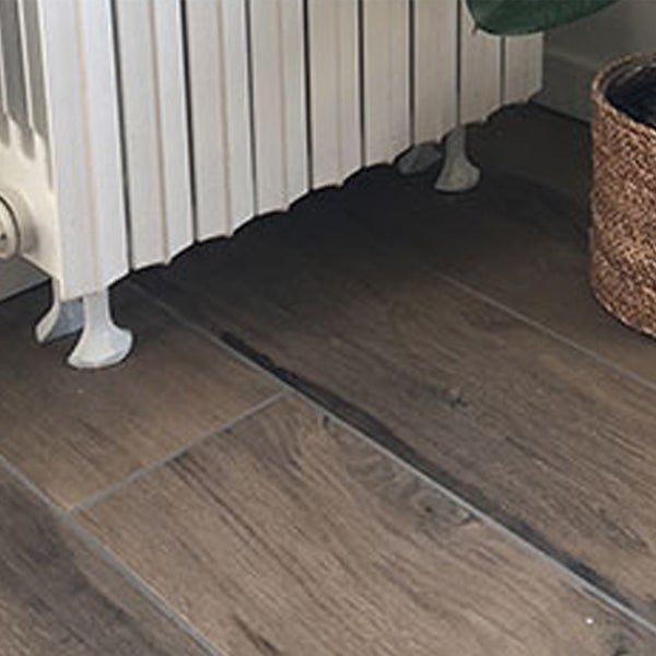 Innenansicht eines Kühlschranks mit herausziehbarem Fach und HomeX Logo