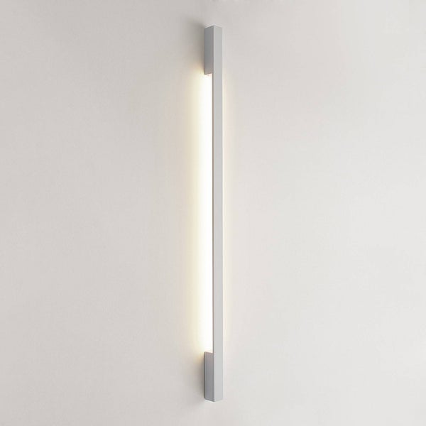 Lineare LED-Wandleuchte für indirektes Licht, vertikale Montage.