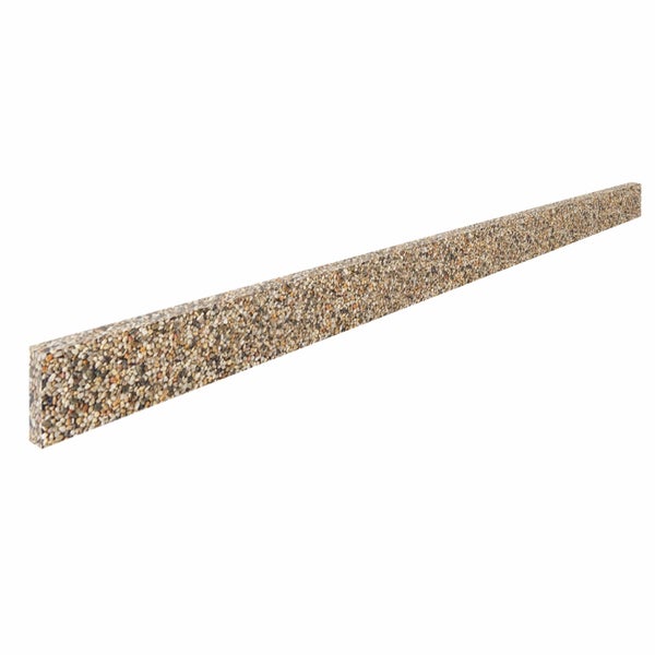 Tiefbord aus Waschbeton mit Kieseloberfläche für die Gartengestaltung