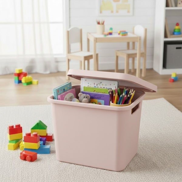 Rosa Spielzeugkiste mit Deckel und Spielsachen in einem Kinderzimmer