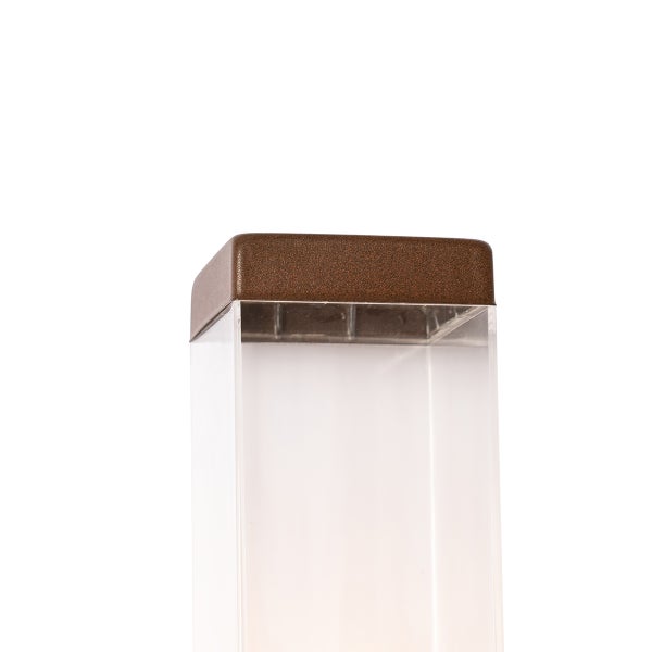 Nahaufnahme einer Außenleuchte mit quadratischer, strukturierter brauner Metallkappe und transparentem Kunststoffgehäuse.