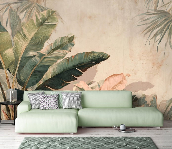 Wohnzimmer mit Wandtapete, Sofa und Teppich