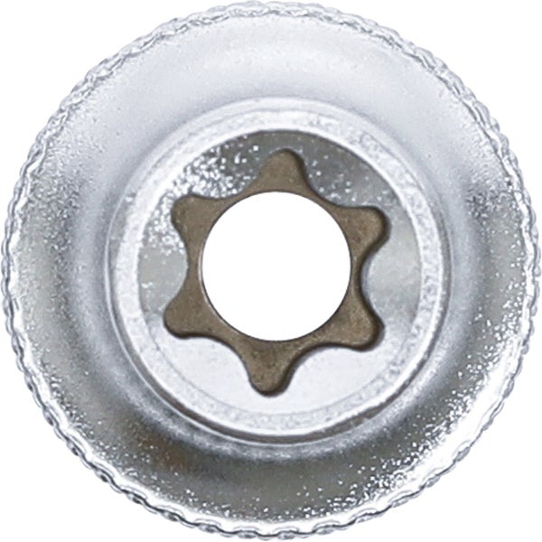 Mann schneidet mit einem Multifunktionswerkzeug eine Ecke in einem Schrank aus