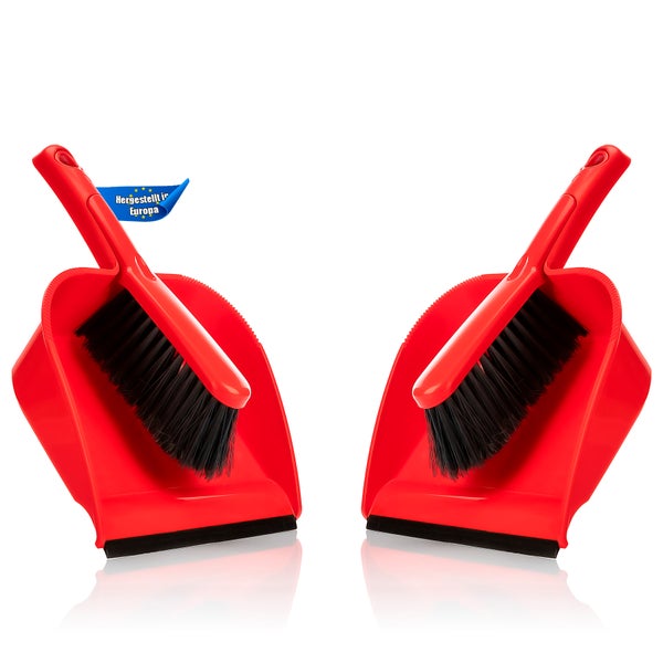 Zwei rote Kehrgarnituren mit dem Siegel Hergestellt in Europa.