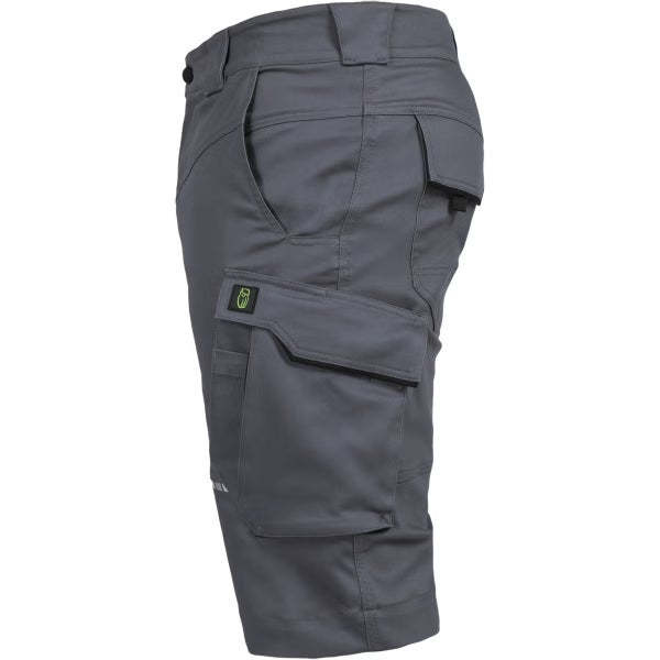 Graue Arbeitsshorts mit mehreren Taschen, Cargo-Tasche am Bein und Gürtelschlaufen.