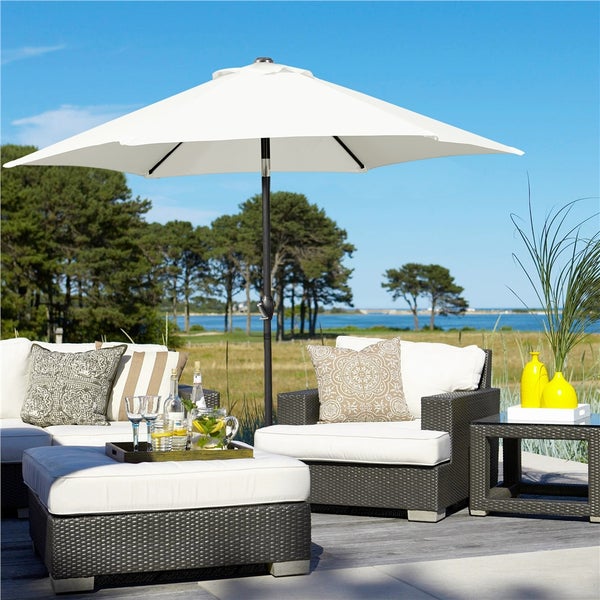 Terrassenszene mit Gartenmöbeln und Sonnenschirm