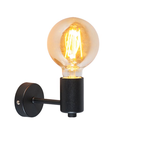 Schwarze Wandleuchte aus Metall mit einer leuchtenden LED-Filament-Lampe in Globe-Form.